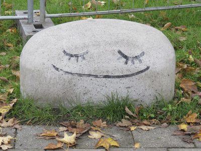 907911 Afbeelding van betonblok met de graffiti 'glimlach' van 'Rinus', bij de Schermerhornstraat te Utrecht.